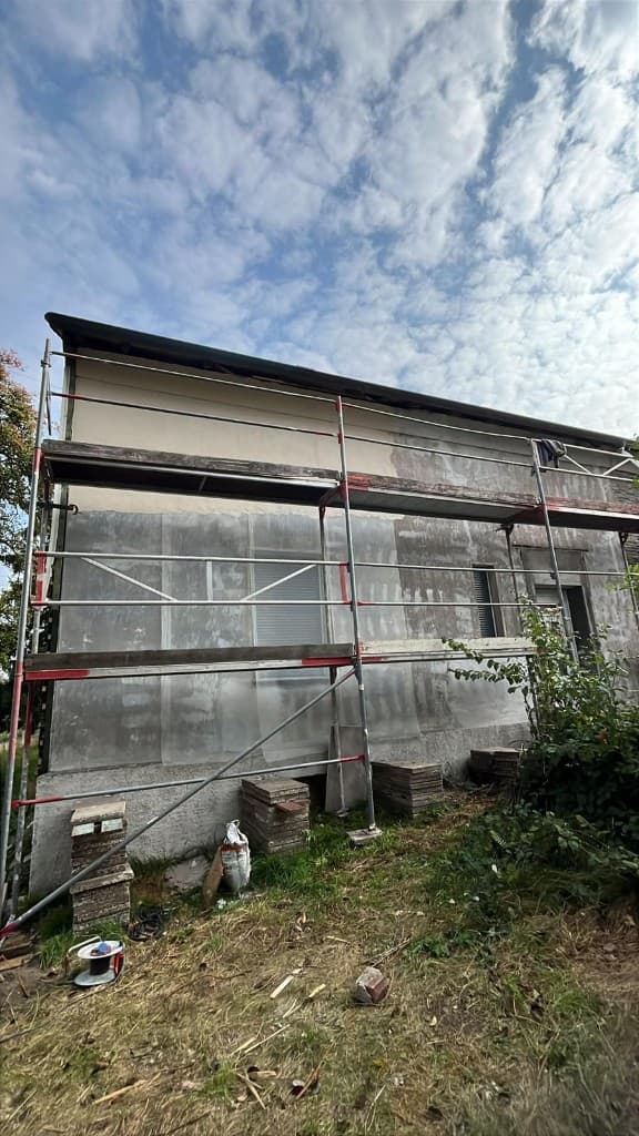 Entsorgungsfahrzeug beim Beladen auf einem Recyclinghof