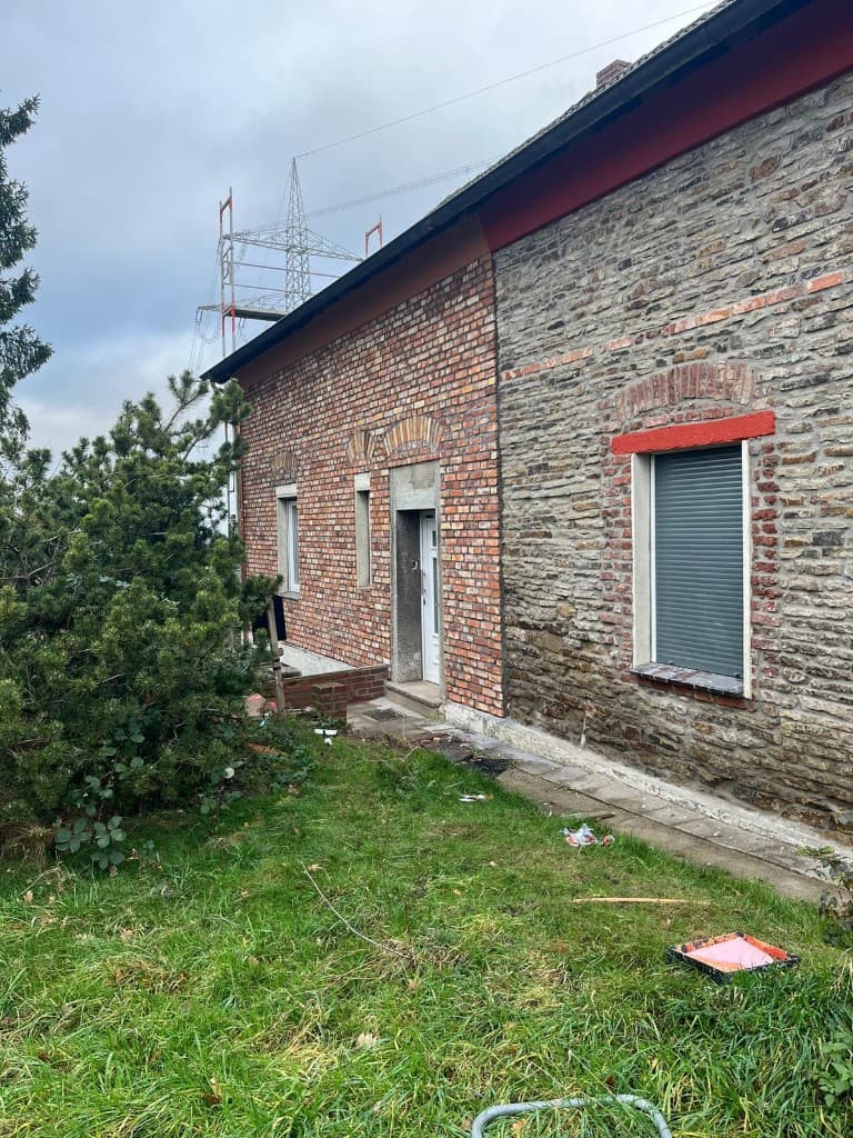 Rohbau mit Poroton-Ziegeln und Steinmetzsäge auf der Baustelle
