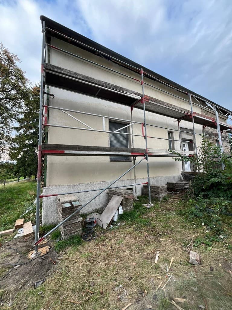 Zweistöckiges Wohnhaus mit Gerüst während der Fassadensanierung