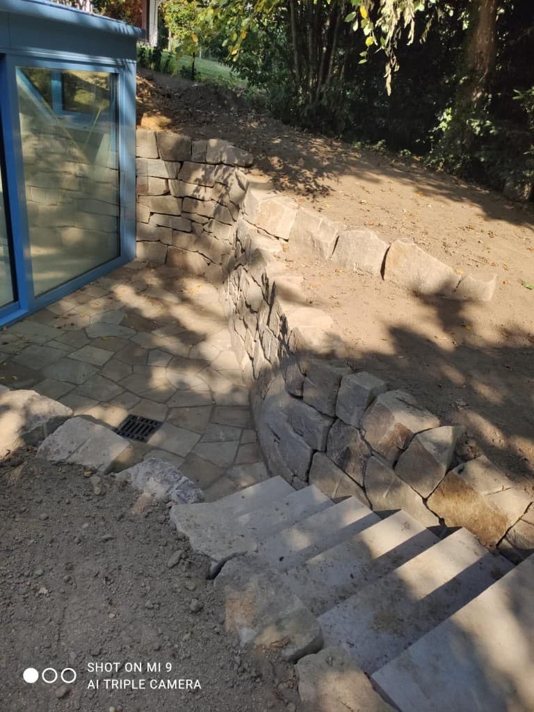 Grabungsarbeiten mit Saugbaggerdüse und Leitungsrohr im Erdreich