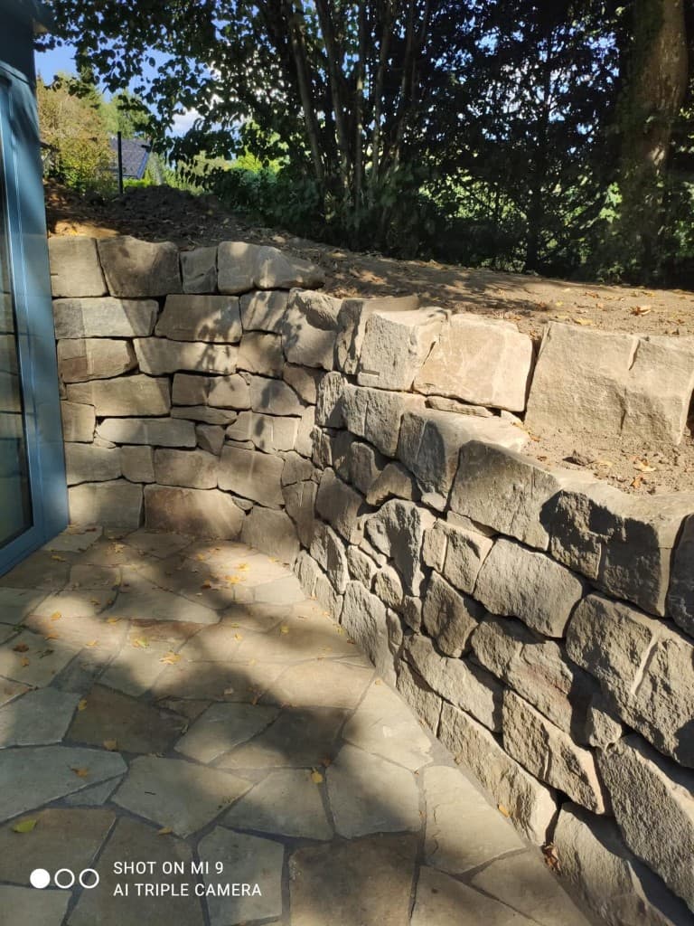 Vorher-Nachher-Vergleich einer Terrassensanierung mit neuen Pflasterplatten
