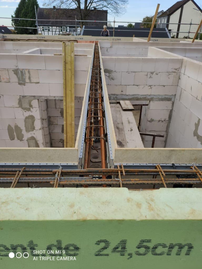 Rohbau mit Ziegelmauerwerk und Baustelleneinrichtung