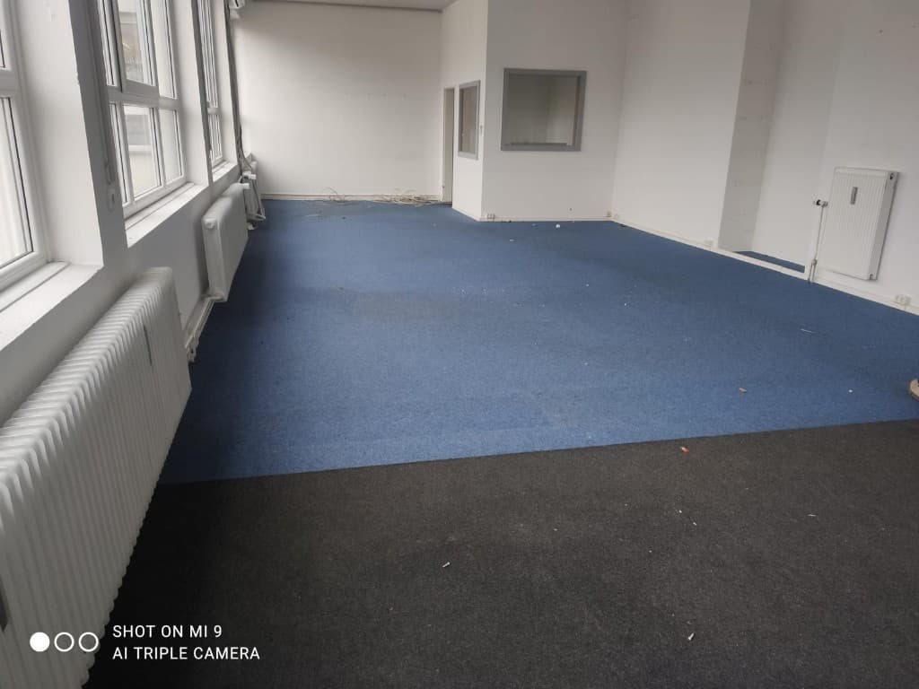 Mauerwerksarbeiten und Fassadensanierung im laufenden Bau