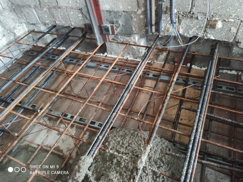 Ziegelmauerwerk und Fensteröffnungen im Rohbau