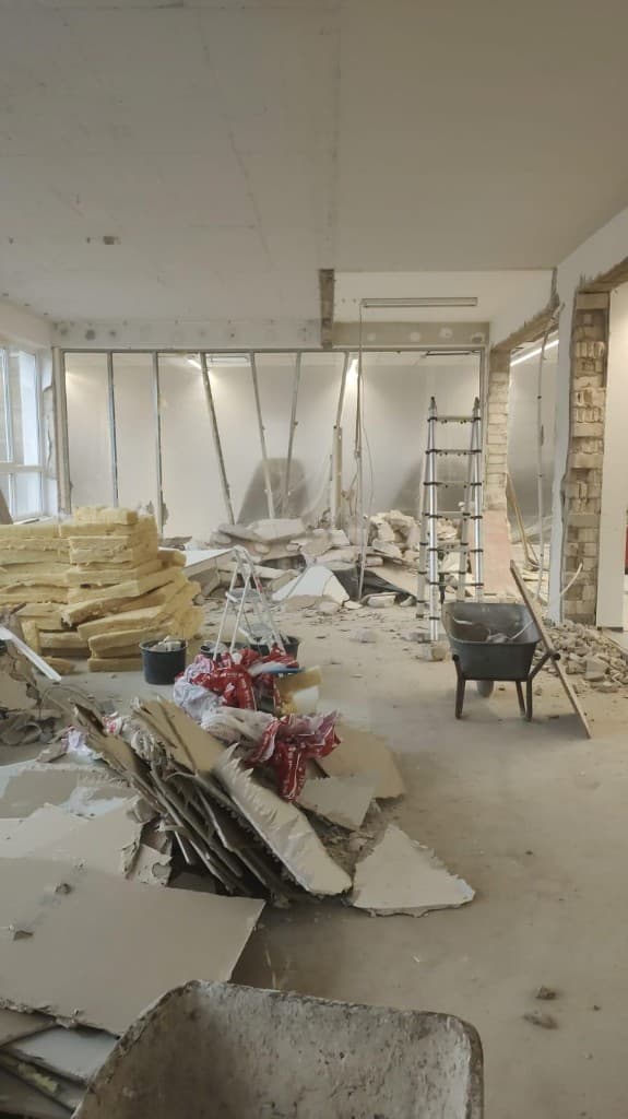 Schalungsarbeiten für Betonarbeiten an einem Gebäude
