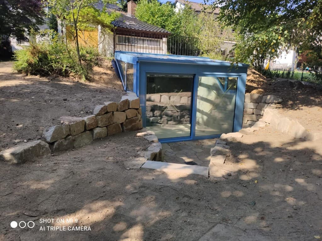 Neue Ziegelfassade mit dekorativen Fensterbögen