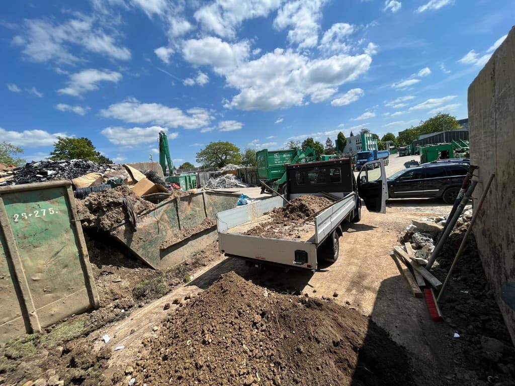 Baustelle mit Rohbau und Baustoffen im Außenbereich