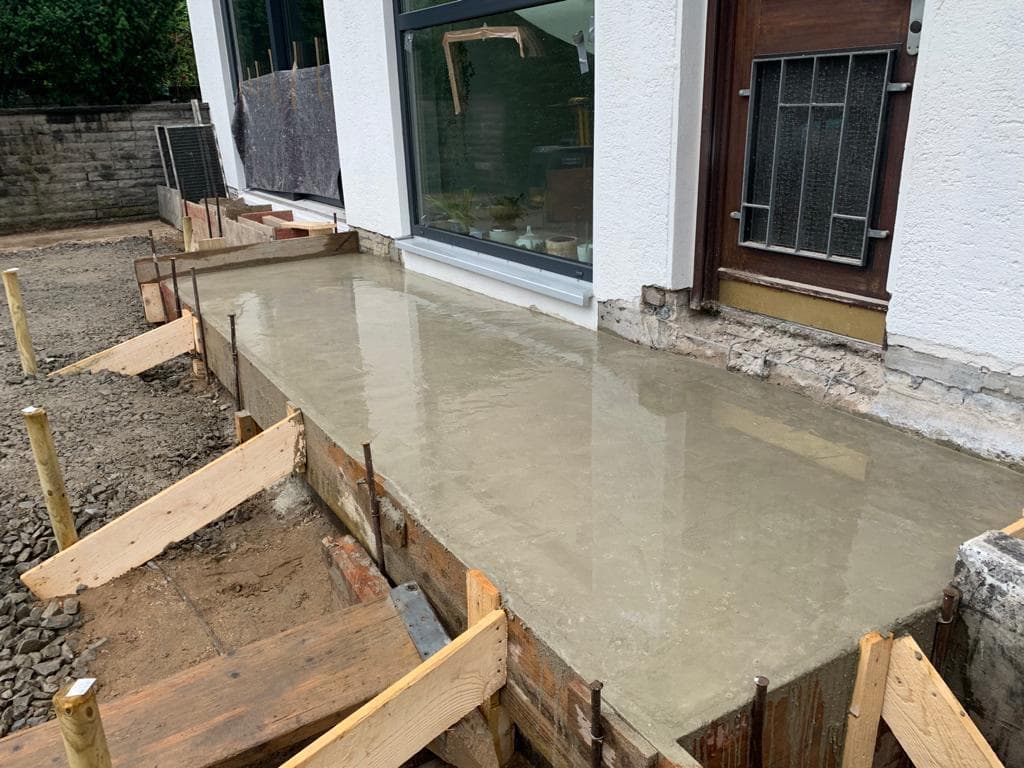 Rohbau und Ziegelmauerwerk auf einer Baustelle