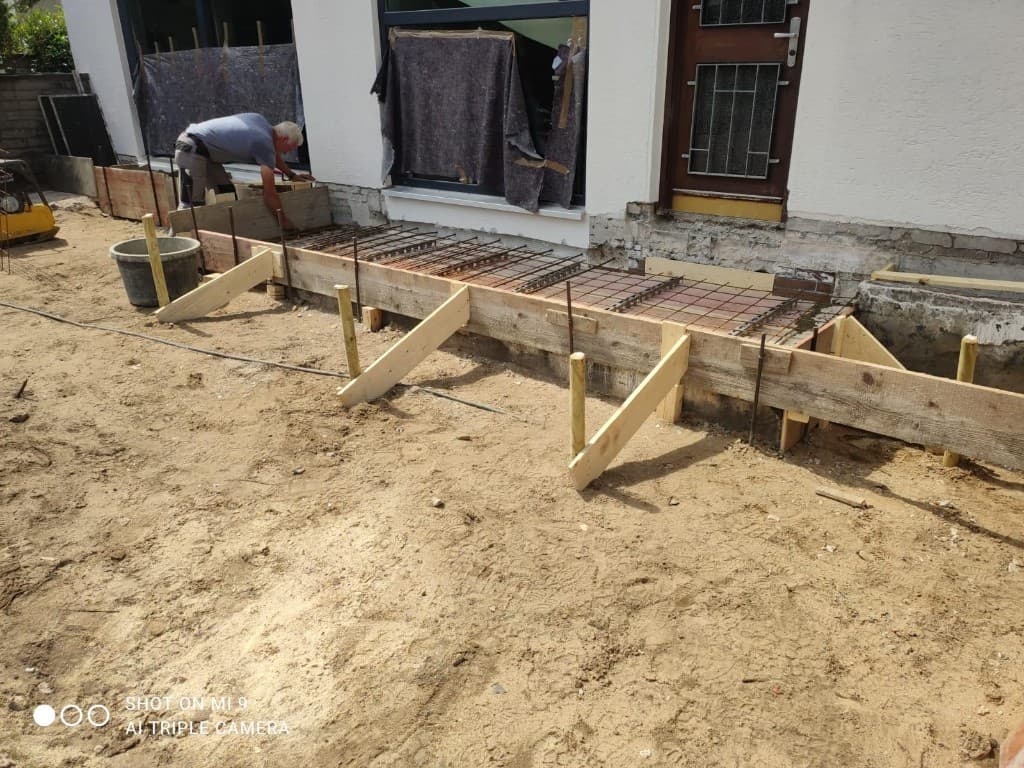 Fassadenarbeiten und Gerüst an einem Wohnhaus